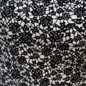 Bluza rafinata cu model floral negru pe fond alb, cu maneci lungi - Img 2