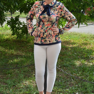 Bluza rafinata , de culoare bleumarin cu flori multicolore - Img 3