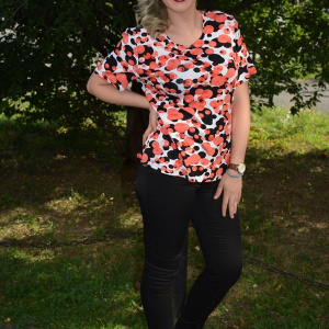 Bluza tip tricou cu maneci scurte si imprimeu de pete colorate - Img 4