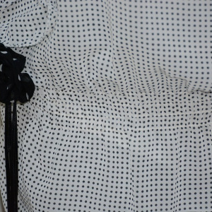 Bluza trendy din voal, nuanta alba cu buline negre si elastic - Img 4