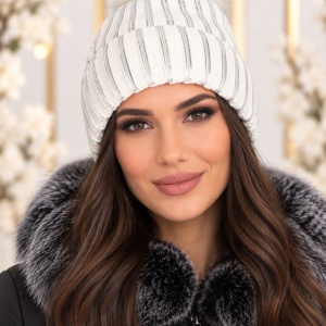 Caciula fashion de culoare alba cu design argintiu aplicat