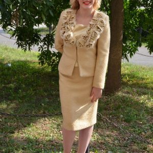 Costum elegant, bej cu insertii de blanita si flori - Img 3