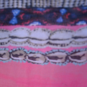 Esarfa fashion de culoare roz cu dungi colorate, late, pe margini - Img 4