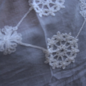 Esarfa rafinata cu franjuri, design de broderie crem pe fond gri - Img 4