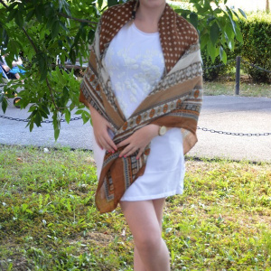 Esarfa vintage cu design clasic pe fond maro cu bordura lata - Img 3
