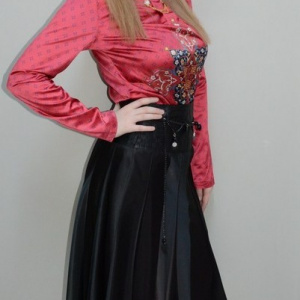 Fusta eleganta, neagra din saten cu design de broderie - Img 2