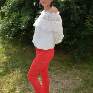 Pantalon tineresc cu design floral pe fond rosu, model lung - Img 3