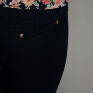 Pantalon trendy, nuanta de bleumarin, design floral modern - Img 7