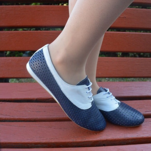 Pantof din piele naturala, cu perforatii, de culoare bleumarin-alb - Img 3