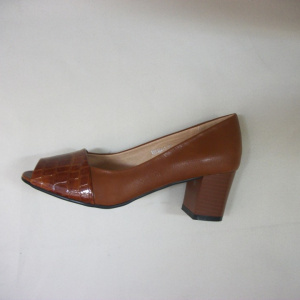 Pantofi cu toc mediu-jos, eleganti, pe culoare maro cu decupaj in fata - Img 4