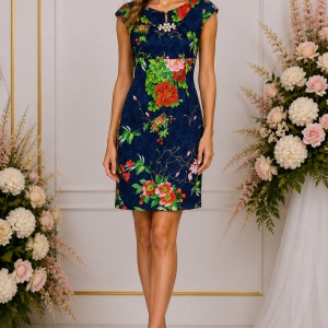 Rochie bleumarin elegantă cu imprimeu floral și broșă cu perle
