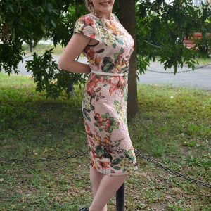 Rochie casual cu design de motive florale pe fundal roz - Img 3