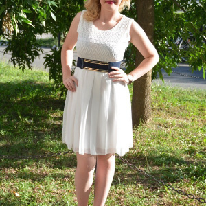 Rochie casual, de culoare alba cu o curea in contrast - Img 3