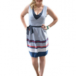 Rochie casual in nuanta de alb-bleumarin-rosu cu design de dungi - Img 1