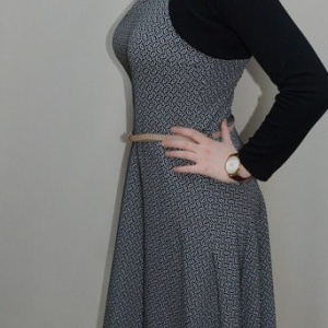 Rochie casual, neagra, model fara maneci, in clos, cu curea subtire in talie - Img 6