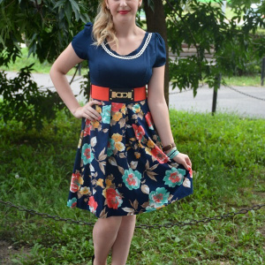 Rochie casual, pe bleumarin, cu pliuri in partea inferioara si imprimeu floral - Img 2