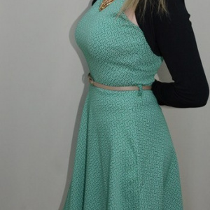 Rochie casual, pe turcoaz, cu material pepit si design abstract, fusta in clos - Img 7