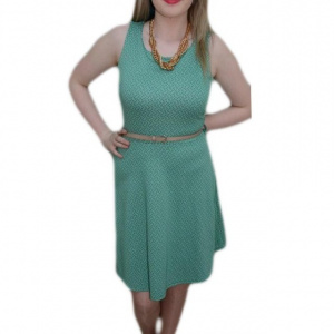 Rochie casual, pe turcoaz, cu material pepit si design abstract, fusta in clos