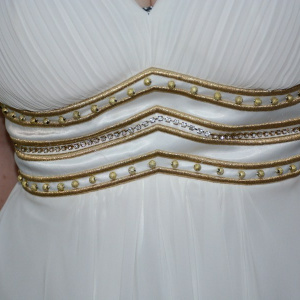 Rochie chic, nuanta de alb, design auriu interesant - Img 4