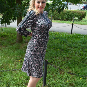 Rochie confortabila din material elastic, neagra cu flori plamanii - Img 3
