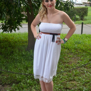 Rochie cu bretele in culorile alb si corai cu insertie de elastic - Img 2