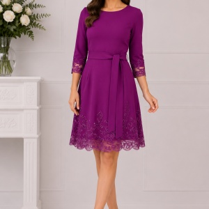Rochie cu dantela aplicata, nuanta de mov, strasuri chic