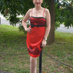 Rochie de gala cambrata pe corp, din saten rosu cu broderie neagra - Img 5