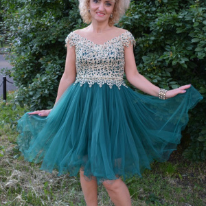 Rochie de gala din tul verde si dantela aurie cu perle aplicate - Img 2