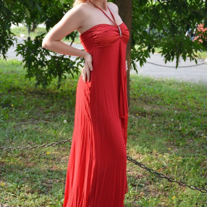 Rochie de gala lunga, de culoare rosie aprinsa, cu o trena discreta - Img 3