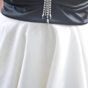 Rochie de gala scurta, usor evazata, in nuante de alb cu negru - Img 6