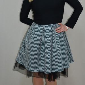 Rochie de ocazie cu croi evazat cu insertie de tul, negru-argintiu - Img 4