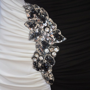 Rochie de ocazie rafinata, neagra cu alb, si insertii de strass-uri - Img 6