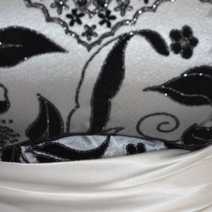 Rochie de seara scurta, alba, cu design deosebit de broderie neagra - Img 2