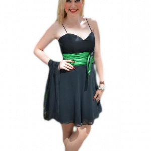 Rochie de seara scurta, neagra din voal cu insertii din saten verde