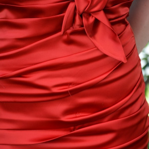 Rochie de seara scurta, rosie, rafinata, cu cute orizontale fronsate - Img 5