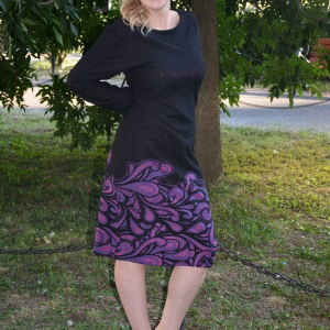 Rochie de zi cu maneca lunga, nuanta de negru cu imprimeu mov - Img 4