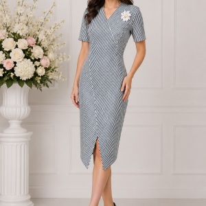 Rochie de zi Gianina cu dungi si crepeu,nuanta de alb-bleumarin