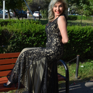 Rochie din dantela neagra pe fond crem, model tip sirena - Img 6