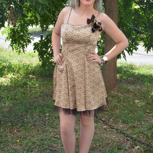 Rochie din saten bej cu buline maro, model elegant - Img 3