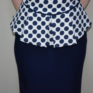 Rochie eleganta bleumarin-alb, tip costum, cu peplum in talie - Img 4