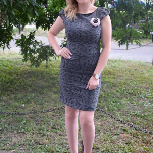 Rochie gri cu aspect dantelat si decorat cu brosa plamanie - Img 2