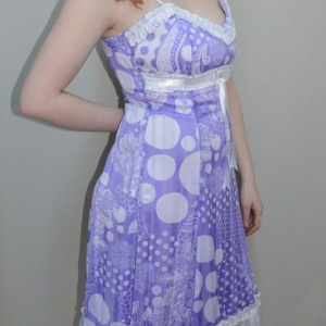 Rochie in tendinte, culoare mov cu design alb si bretele subtiri - Img 3