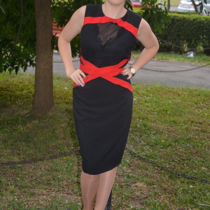 Rochie moderna, de culoare neagra, combinata cu fasii rosii - Img 2