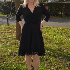 Rochie neagra casual-elegant cu design de curea si dantela - Img 2