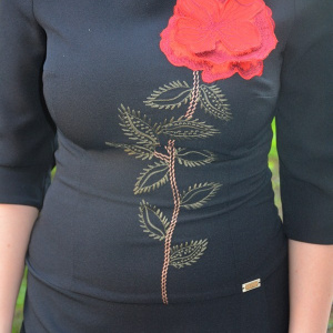 Rochie neagra cu design de motiv floral rosu iesit usor in relief - Img 6