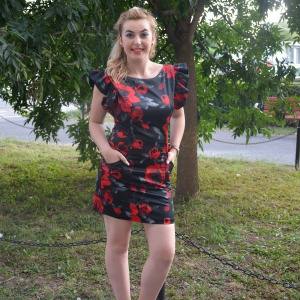 Rochie neagra cu trandafiri rosi si maneca cu falduri - Img 3