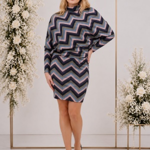 Rochie rafinata cu croiala fashion si design de dungi multicolore