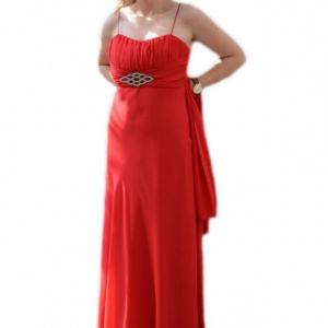 Rochie rafinata lunga, model simplu si de efect, pe culoare rosie