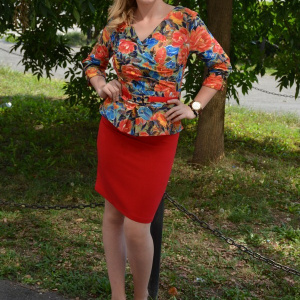 Rochie rosie cu peplum in talie si model floral in partea de sus - Img 5