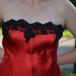Rochie scurta, din material lucios, cu jupun negru in valuri - Img 4